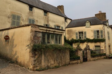 Bâtiment typique, vue de l'extérieur, village de Rochefort en Terre, département du Morbihan, Bretagne, France