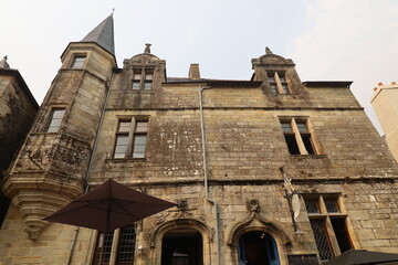 Bâtiment typique, vue de l'extérieur, village de Rochefort en Terre, département du Morbihan, Bretagne, France