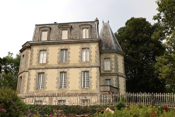 Bâtiment typique, vue de l'extérieur, village de Rochefort en Terre, département du Morbihan, Bretagne, France