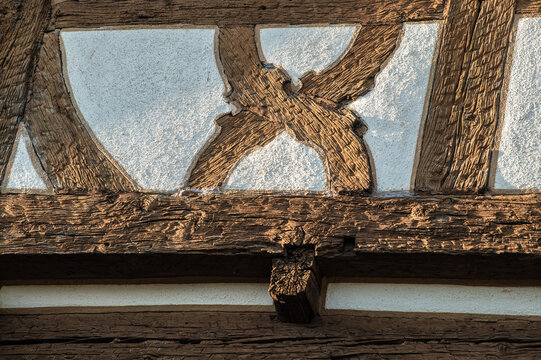 Detail Fachwerk mit Einkerbungen an verputzter Wand im Streiflicht am Entaklemmer in Riederich