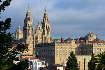 Fototapeta premium This impressive image captures the majesty of the Santiago de Compostela Cathedral as seen from the historic Plaza del Obradoiro