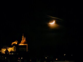 Franziskanerkloster Frauenberg mit Stiftskirche in Fulda, Deutschland, bei Nacht im Mondlicht und hellen Lichtern, in der Ferne
