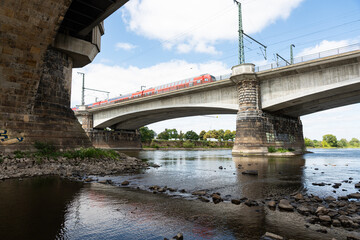 extremes Niedrigwasser der Elbe bei Dresden