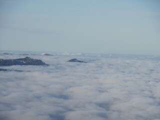 Obraz premium The sky is covered in clouds and the mountains are in the background
