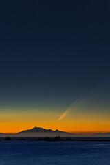 ニュージーランド　ウェリントンのプリンセス・ベイから見える夕焼け空を流れるアトラス彗星