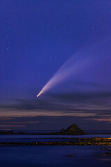 ニュージーランド　ウェリントンのプリンセス・ベイから見える夜空を流れるアトラス彗星