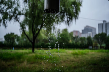 배수구로 떨어지는 빗물 