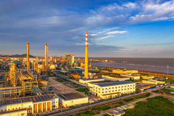 Obraz premium Aerial view of a large coastal oil refinery and petrochemical industry complex next to the sea.