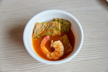 Sour curry shrimp with vegetable omelet in bowl