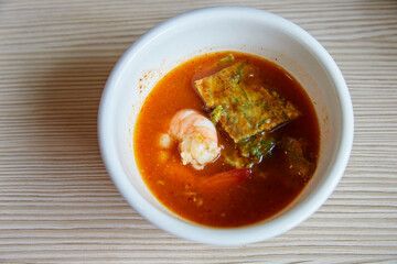 Sour curry shrimp with vegetable omelet in bowl