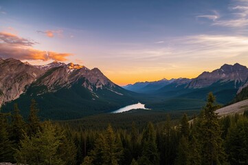 Obraz premium Gorgeous summer dusk amidst mountain peaks