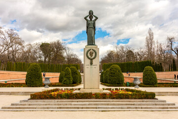 Obraz premium Jacinto Benavente monument in Buen Retiro park, Madrid, Spain