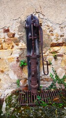 Ancienne pompe à eau manuel en fonte de Saint-Sévère-sur-Indre dans l'Indre région Centre-Val...