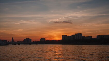 Obraz premium Gorgeous evening sky over urban landscape with sea and summer vibes