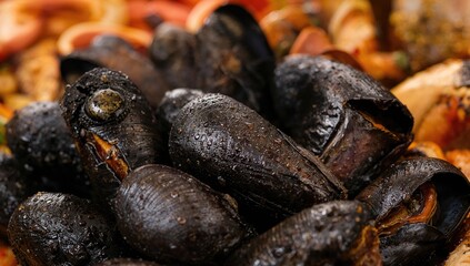 Obraz premium Detailed view of prepared mussels with a culinary backdrop