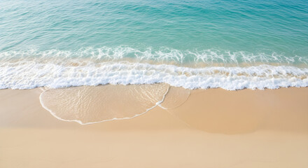 Naklejka premium Gentle ocean waves softly washing onto a pristine sandy beach under clear skies.