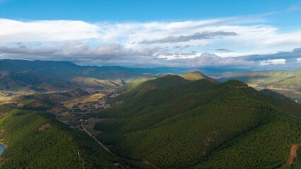 Obraz premium The sunset sun shines in the valley