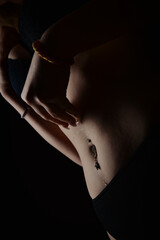 Naklejka premium frau, körper, akt, schönheit, black, leitbild, gestalten, damenunterwäsche, haut, bein, dark, dessous, person, brust, sinnlichkeit, abspecken, glamour, sinnlich, atelier, leute, geschlechtlich, verfüh