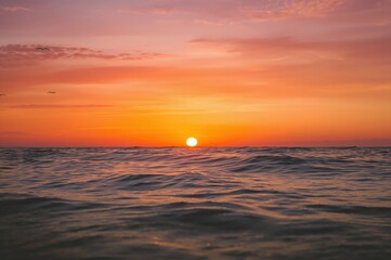 Obraz premium A picturesque sunset casting vibrant colors across the ocean