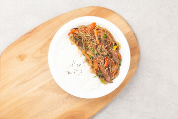 Japchae is a dish made by stir-frying vegetables, mushrooms, meat, and other ingredients and mixing them with boiled glass noodles.
