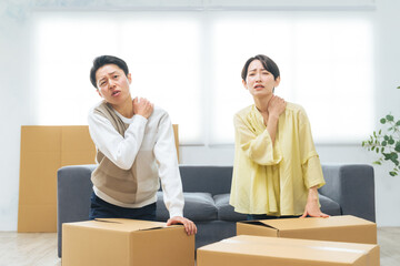 家で荷造り・荷解きしながら疲れるカップル