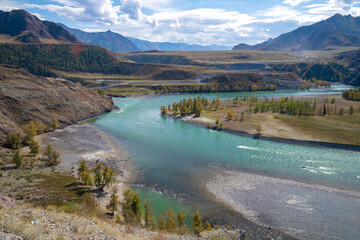 The bend of the Katun River at the confluence with the Chuya River on a September day. Gorny Altai. Russia