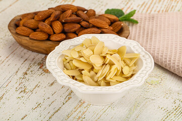 Sliced almond nut for culinary