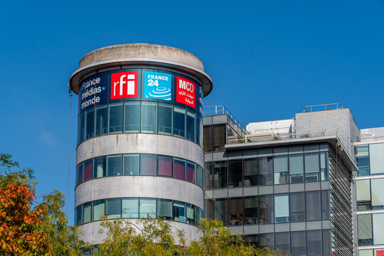 Issy-les-Moulineaux, France - 12 octobre 2025: Si&egrave;ge social de France M&eacute;dias Monde, soci&eacute;t&eacute; nationale fran&ccedil;aise regroupant les radios et t&eacute;l&eacute;visions publiques France 24, RFI et MCD