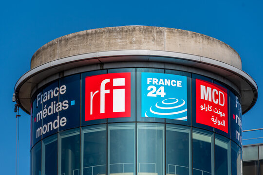 Issy-les-Moulineaux, France - 12 octobre 2025: Enseignes et logos sur le si&egrave;ge de France M&eacute;dias Monde, soci&eacute;t&eacute; nationale fran&ccedil;aise regroupant les radios et t&eacute;l&eacute;visions publiques France 24, RFI et MCD