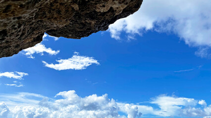澄み渡る青空と白い雲 沖縄の空