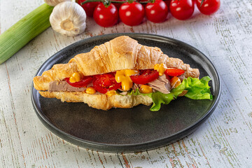 Croissant with tuna, tomato and salad