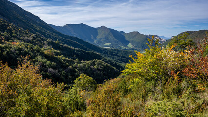 Obraz premium Paysage de montagne dans le massif du Vercors dans le département de la Drôme à l'automne en France