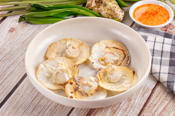 Grilled scallops with cream cheese