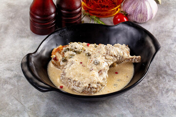 Roasted rabbit legs in cream sauce