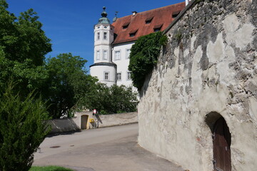 Klostermauer und Abteikirche im Kloster Abtei Neresheim
