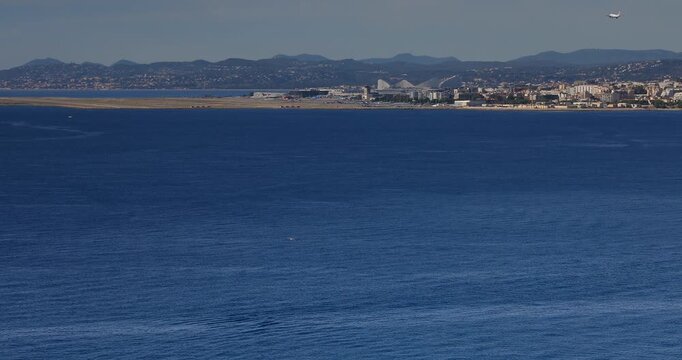 A&eacute;roport de Nice-C&ocirc;te d'Azur au bord de la Mer M&eacute;diterran&eacute;e