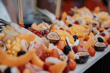 Un gâteau de fruit remplit de différents fruits pour un mariage