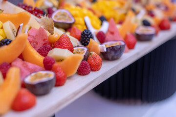 Un gâteau de fruit remplit de différents fruits pour un mariage