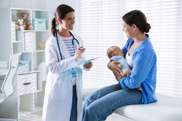 Obraz premium Mother and her cute little child having appointment with pediatrician in hospital. Checking baby's health