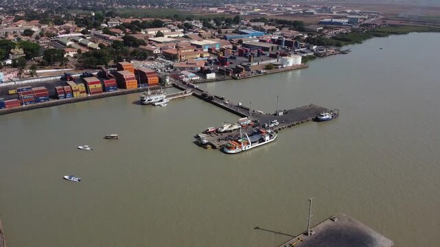 Filmagens do movimento de passageiros embarcando em barcos no agitado Porto de Bissau