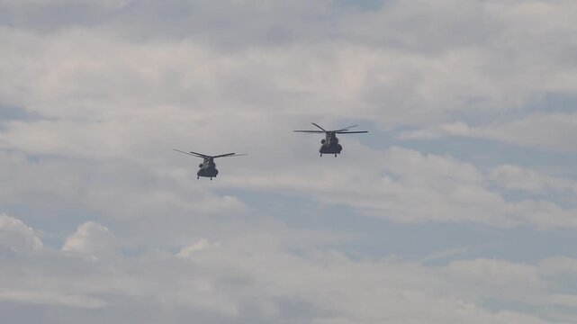 2機編隊のチヌーク