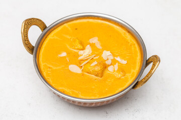 Poulet Shahi Korma – curry de poulet crémeux aux amandes et noix de cajou, symphonie d’épices de la cuisine indienne authentique.