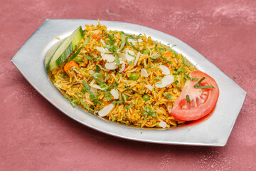 Riz Biryani indien – plat épicé avec viande (agneau, bœuf ou poulet), photographie culinaire vue du dessus