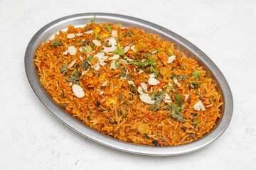 Riz Biryani indien – plat épicé avec viande (agneau, bœuf ou poulet), photographie culinaire vue du dessus