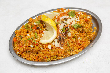 Riz Biryani indien – plat épicé avec viande (agneau, bœuf ou poulet), photographie culinaire vue du dessus