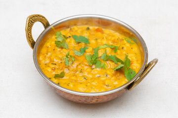 Dal (dahl, daal) Punjab – plat végétarien indien à base de lentilles épicées, cuisine traditionnelle du Pendjab