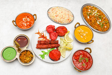 Assortiment de plats indiens – table colorée de spécialités traditionnelles. Vue du dessus d’une table garnie de plusieurs plats indiens colorés. 