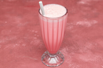 Lassi – boisson traditionnelle indienne à base de lait fermenté (yaourt), sucrée et aromatisée à la rose. 