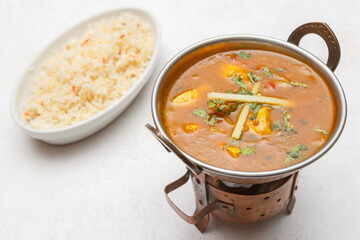 Poulet Balti – plat indien épicé à base de poulet mijoté dans une sauce aux épices aromatiques, cuisine traditionnelle servie avec du riz. 