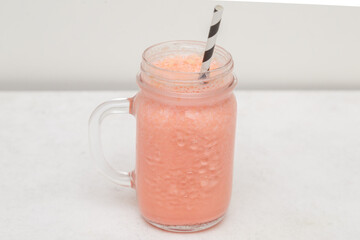 Lassi – boisson traditionnelle indienne à base de lait fermenté (yaourt), sucrée et aromatisée à la rose. 